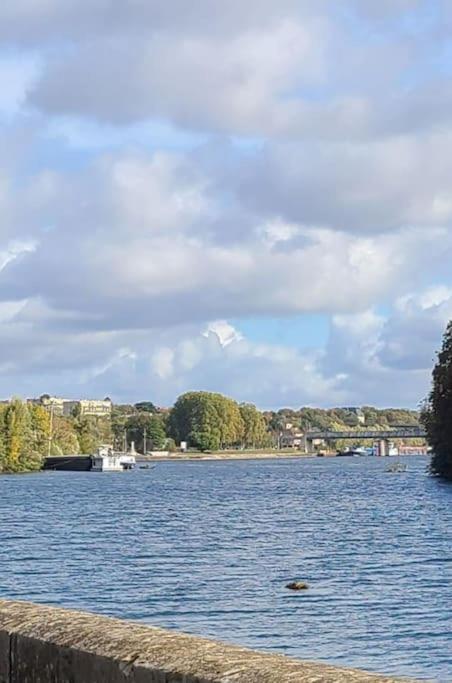Studio Cosy Avec Vue Sur La Seine كونفلانز سانت أونورين المظهر الخارجي الصورة